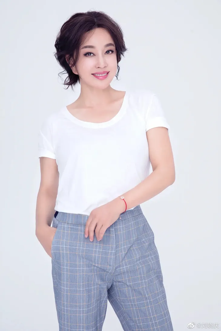 Lưu Hiểu Khánh phản pháo trước tin dái tai biến dạng vì phẫu thuật thẩm mỹ: Phụ nữ Trung Quốc từ bỏ bản thân quá sớm! - Ảnh 3. Lưu Hiểu Khánh phản pháo trước tin dái tai biến dạng vì phẫu thuật thẩm mỹ: Phụ nữ Trung Quốc từ bỏ bản thân quá sớm! - Ảnh 3.