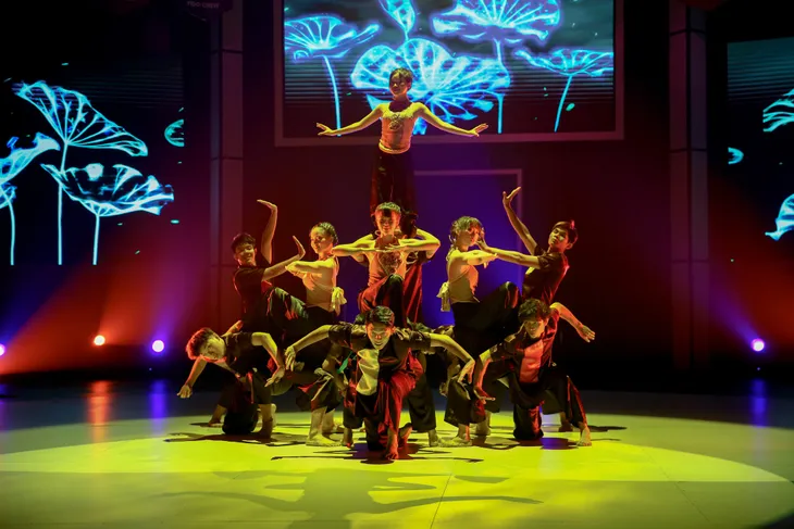 Nhóm nhảy siêu Việt: Son Crew bất ngờ “lội ngược dòng” nhờ... Mỵ - Ảnh 7. Nhóm nhảy siêu Việt: Son Crew bất ngờ “lội ngược dòng” nhờ... Mỵ - Ảnh 7.