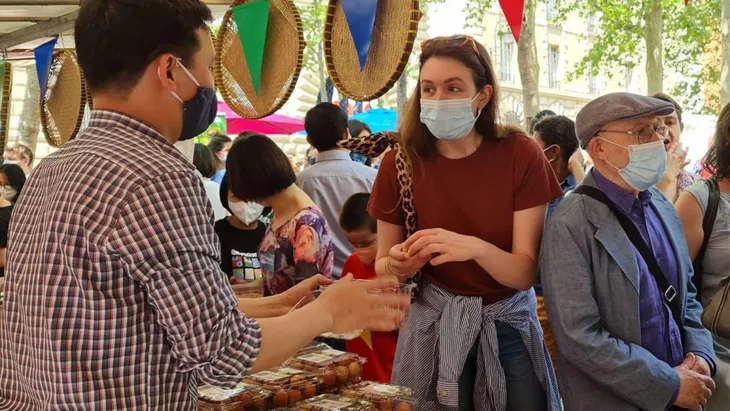 Người tiêu dùng Pháp: Vải thiều Việt Nam ngon hơn hẳn vải Madagascar - Ảnh 1. Người tiêu dùng Pháp: Vải thiều Việt Nam ngon hơn hẳn vải Madagascar - Ảnh 1.