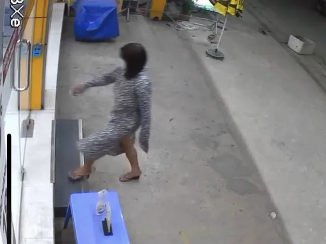Đội tóc dài giả gái, vào cửa hàng cướp điện thoại - Ảnh 1. Đội tóc dài giả gái, vào cửa hàng cướp điện thoại - Ảnh 1.