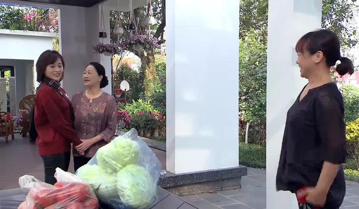 Hương vị tình thân - Tập 46: Bà Dần bắt quả tang bà Bích nói xấu mình sau lưng - Ảnh 5. Hương vị tình thân - Tập 46: Bà Dần bắt quả tang bà Bích nói xấu mình sau lưng - Ảnh 5.