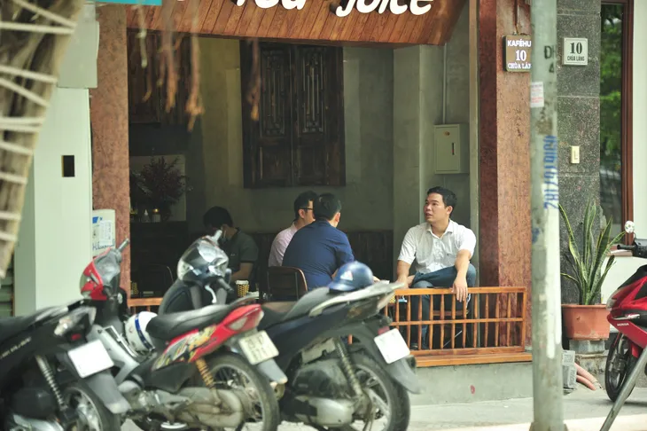 Hà Nội mở lại các cửa hàng ăn uống, nhiều người dân vẫn còn dè dặt - Ảnh 1.