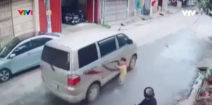 Nguy cơ tai nạn khi cha mẹ không để mắt đến trẻ nhỏ - Ảnh 1. Nguy cơ tai nạn khi cha mẹ không để mắt đến trẻ nhỏ - Ảnh 1.