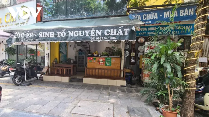 Chủ hàng quán ở Hà Nội lao đao vì COVID-19, mong cuộc sống trở lại bình thường - Ảnh 1. Chủ hàng quán ở Hà Nội lao đao vì COVID-19, mong cuộc sống trở lại bình thường - Ảnh 1.
