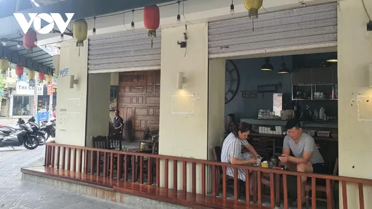 Chủ hàng quán ở Hà Nội lao đao vì COVID-19, mong cuộc sống trở lại bình thường - Ảnh 2. Chủ hàng quán ở Hà Nội lao đao vì COVID-19, mong cuộc sống trở lại bình thường - Ảnh 2.