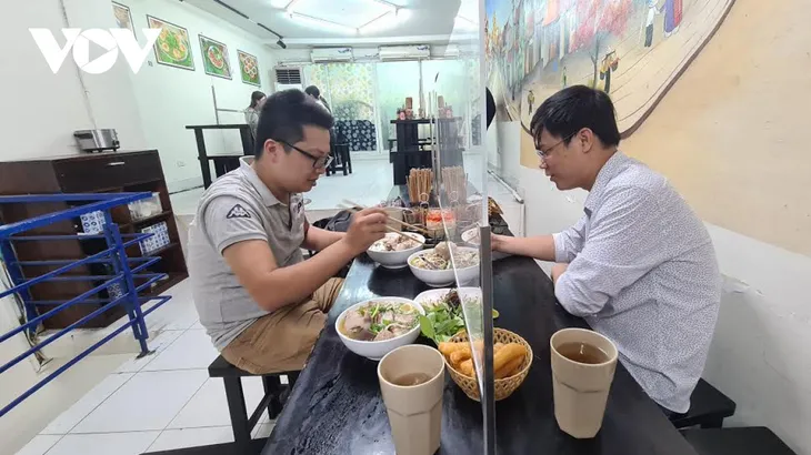 Chủ hàng quán ở Hà Nội lao đao vì COVID-19, mong cuộc sống trở lại bình thường - Ảnh 3. Chủ hàng quán ở Hà Nội lao đao vì COVID-19, mong cuộc sống trở lại bình thường - Ảnh 3.