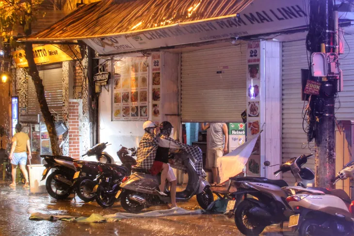 Cơn mưa vàng giải nhiệt cho Thủ đô Hà Nội - Ảnh 4. Cơn mưa vàng giải nhiệt cho Thủ đô Hà Nội - Ảnh 4.