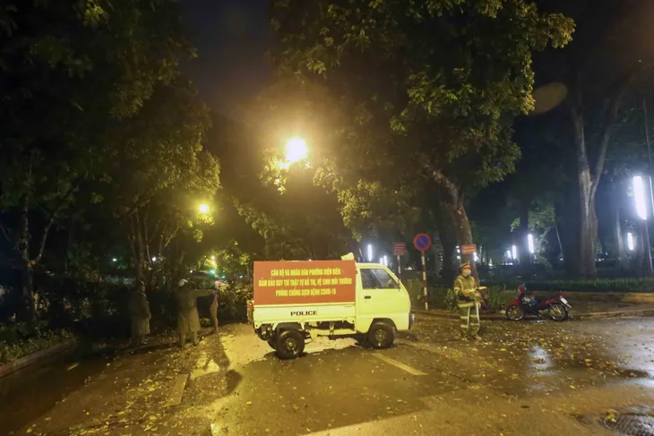 Cơn mưa vàng giải nhiệt cho Thủ đô Hà Nội - Ảnh 7. Cơn mưa vàng giải nhiệt cho Thủ đô Hà Nội - Ảnh 7.