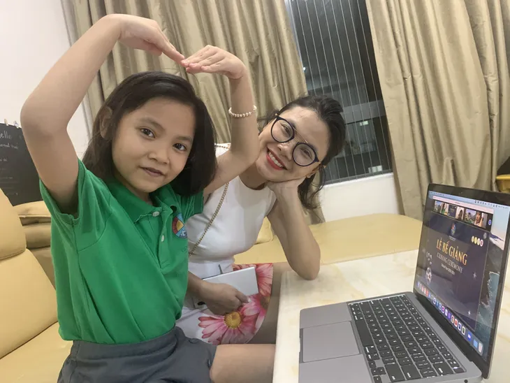 Đặc biệt Lễ Bế giảng tại trường tiểu học như buổi công chiếu phim bom tấn - Ảnh 1. Đặc biệt Lễ Bế giảng tại trường tiểu học như buổi công chiếu phim bom tấn - Ảnh 1.