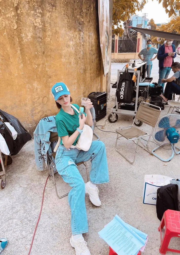 Lương Thu Trang khoe tạo hình trẻ trung trong phim mới - Ảnh 3. Lương Thu Trang khoe tạo hình trẻ trung trong phim mới - Ảnh 3.