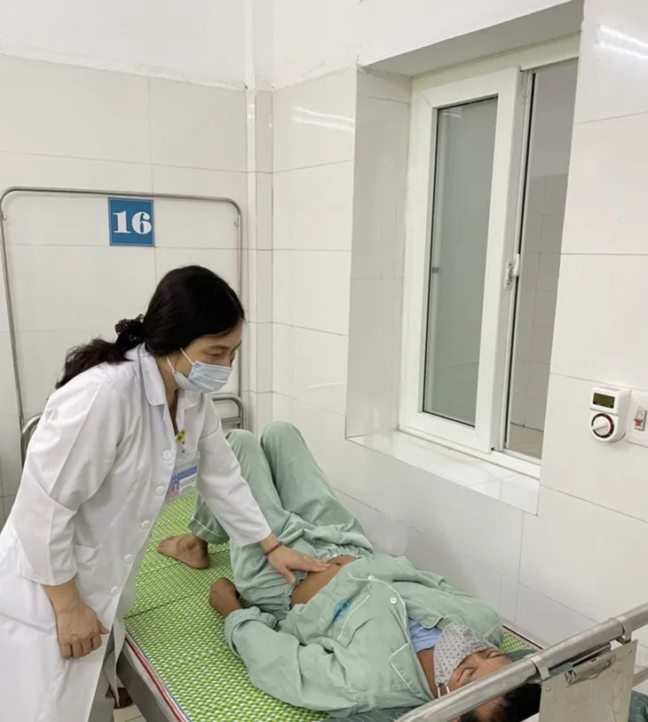 Vừa ăn vừa trông con, người đàn ông bị xương vịt cắm sâu vào thực quản - Ảnh 2. Vừa ăn vừa trông con, người đàn ông bị xương vịt cắm sâu vào thực quản - Ảnh 2.