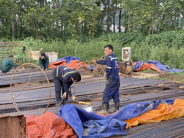 Nỗ lực thi công cao tốc Bắc - Nam dưới thời tiết nắng nóng - Ảnh 2. Nỗ lực thi công cao tốc Bắc - Nam dưới thời tiết nắng nóng - Ảnh 2.