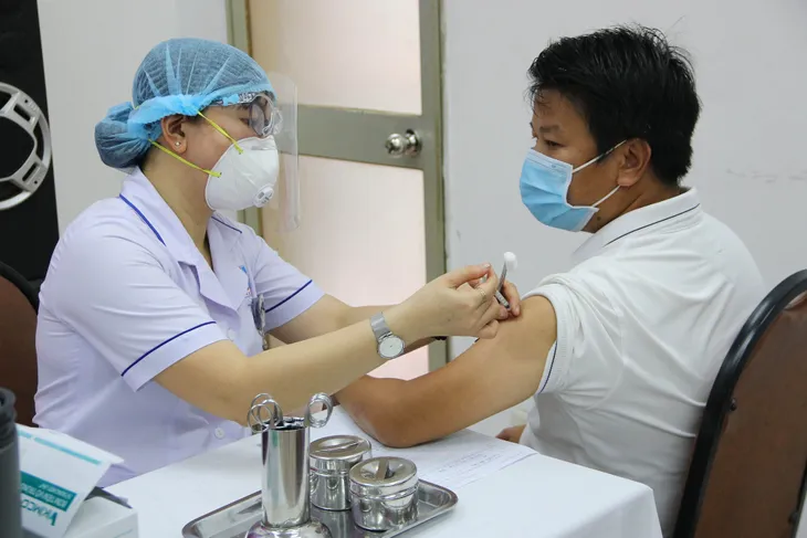 Đã có gần đủ tiền để tiêm vaccine COVID-19 cho 75 triệu dân - Ảnh 1. Đã có gần đủ tiền để tiêm vaccine COVID-19 cho 75 triệu dân - Ảnh 1.