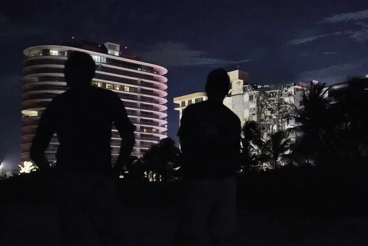 Mỹ: Sập tòa nhà cao tầng ở Miami khiến 1 người thiệt mạng, khoảng 100 người mất tích - Ảnh 5. Mỹ: Sập tòa nhà cao tầng ở Miami khiến 1 người thiệt mạng, khoảng 100 người mất tích - Ảnh 5.