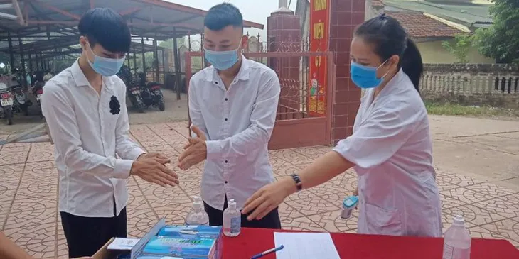 Học sinh tại Bắc Giang, Bắc Ninh trở lại trường ôn thi tốt nghiệp THPT 2021 - Ảnh 1. Học sinh tại Bắc Giang, Bắc Ninh trở lại trường ôn thi tốt nghiệp THPT 2021 - Ảnh 1.