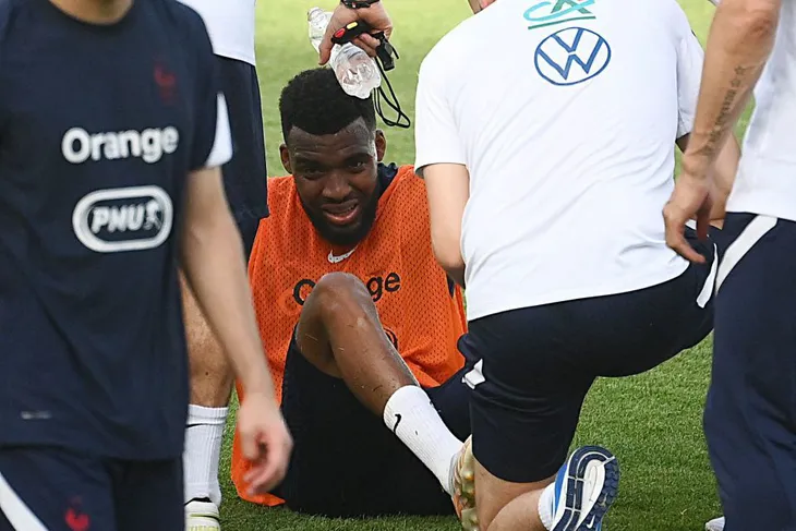 HLV Didier Deschamps đau đầu với chấn thương tại ĐT Pháp - Ảnh 1. HLV Didier Deschamps đau đầu với chấn thương tại ĐT Pháp - Ảnh 1.
