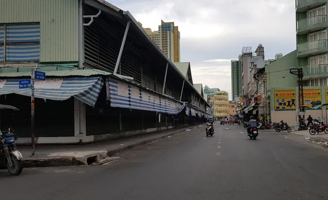 TP Hồ Chí Minh xem xét áp dụng bán hàng luân phiên tại chợ truyền thống, tăng cường chống dịch - Ảnh 1. TP Hồ Chí Minh xem xét áp dụng bán hàng luân phiên tại chợ truyền thống, tăng cường chống dịch - Ảnh 1.