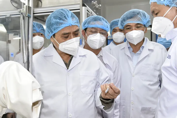 Thủ tướng Phạm Minh Chính: Lập tổ hành động để sản xuất bằng được vaccine phòng COVID-19 nhanh nhất - Ảnh 1. Thủ tướng Phạm Minh Chính: Lập tổ hành động để sản xuất bằng được vaccine phòng COVID-19 nhanh nhất - Ảnh 1.