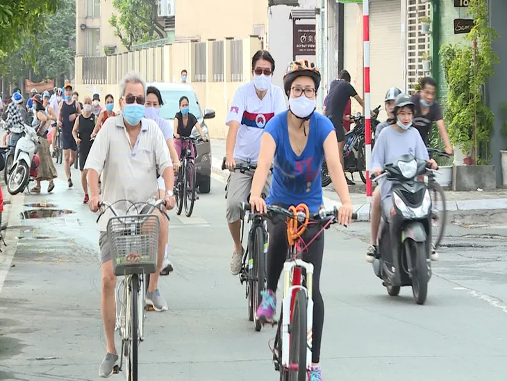 Nhiều người dân đổ ra đường tập thể dục nhưng… quên khẩu trang - Ảnh 2. Nhiều người dân đổ ra đường tập thể dục nhưng… quên khẩu trang - Ảnh 2.