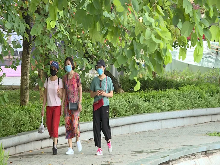 Nhiều người dân đổ ra đường tập thể dục nhưng… quên khẩu trang - Ảnh 1. Nhiều người dân đổ ra đường tập thể dục nhưng… quên khẩu trang - Ảnh 1.