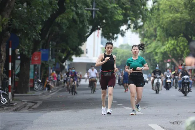 Người dân Hà Nội hồ hởi đi tập thể dục từ sáng sớm - Ảnh 7. Người dân Hà Nội hồ hởi đi tập thể dục từ sáng sớm - Ảnh 7.
