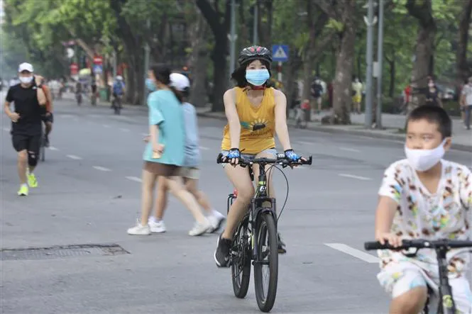 Người dân Hà Nội hồ hởi đi tập thể dục từ sáng sớm - Ảnh 4. Người dân Hà Nội hồ hởi đi tập thể dục từ sáng sớm - Ảnh 4.