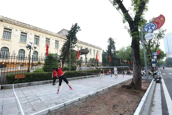 Người dân Hà Nội hồ hởi đi tập thể dục từ sáng sớm - Ảnh 1. Người dân Hà Nội hồ hởi đi tập thể dục từ sáng sớm - Ảnh 1.