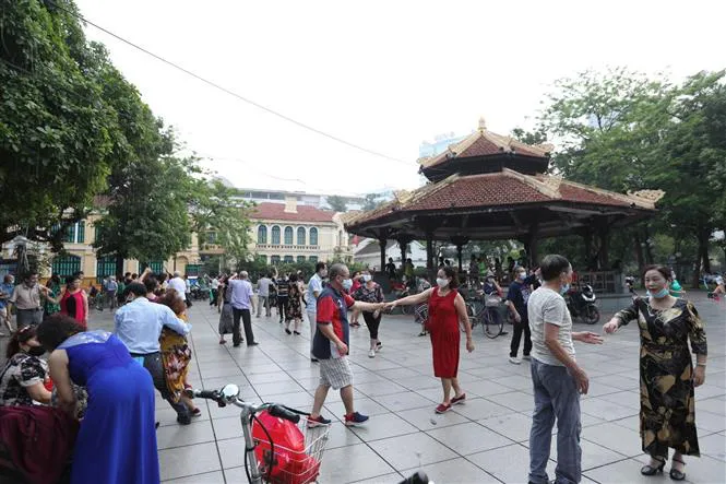 Người dân Hà Nội hồ hởi đi tập thể dục từ sáng sớm - Ảnh 5. Người dân Hà Nội hồ hởi đi tập thể dục từ sáng sớm - Ảnh 5.