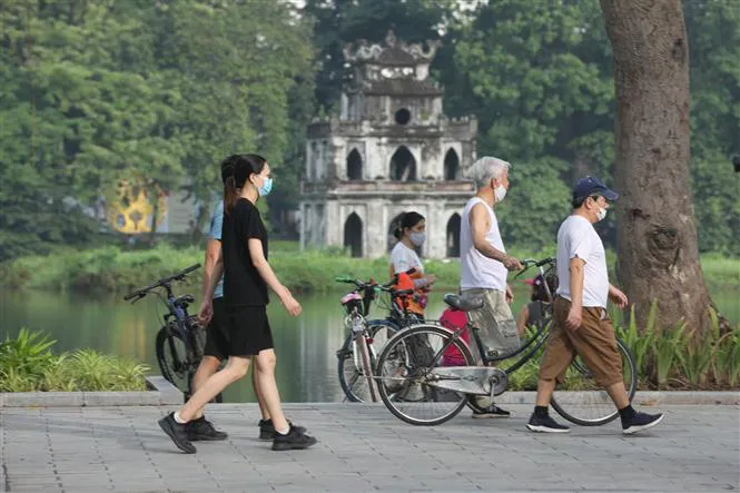 Người dân Hà Nội hồ hởi đi tập thể dục từ sáng sớm - Ảnh 3. Người dân Hà Nội hồ hởi đi tập thể dục từ sáng sớm - Ảnh 3.