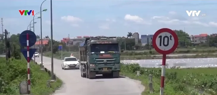 Khó xử lý xe quá tải tại điểm nóng ngoại thành - Ảnh 1. Khó xử lý xe quá tải tại điểm nóng ngoại thành - Ảnh 1.