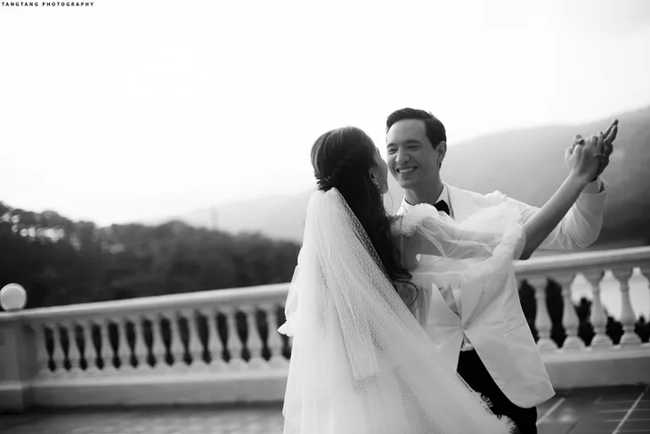 Hồ Ngọc Hà khoe ảnh cưới hạnh phúc với Kim Lý: Anh đã cho em bình yên - Ảnh 1. Hồ Ngọc Hà khoe ảnh cưới hạnh phúc với Kim Lý: Anh đã cho em bình yên - Ảnh 1.