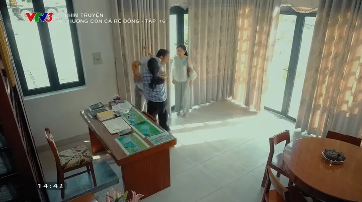 Thương con cá rô đồng - Tập 17: Thương bị vợ ông Lưu đến tận nhà đánh ghen - Ảnh 1. Thương con cá rô đồng - Tập 17: Thương bị vợ ông Lưu đến tận nhà đánh ghen - Ảnh 1.