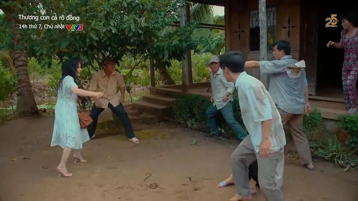 Thương con cá rô đồng - Tập 17: Thương bị vợ ông Lưu đến tận nhà đánh ghen - Ảnh 4. Thương con cá rô đồng - Tập 17: Thương bị vợ ông Lưu đến tận nhà đánh ghen - Ảnh 4.