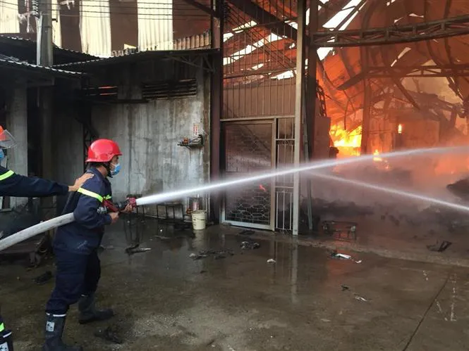 Cháy lớn thiêu rụi hơn 400m2 xưởng nhang tại Bình Dương - Ảnh 2. Cháy lớn thiêu rụi hơn 400m2 xưởng nhang tại Bình Dương - Ảnh 2.
