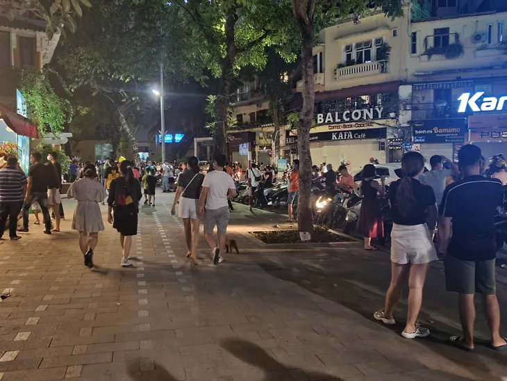 Nhiều hàng quán ở Hà Nội vẫn đông khách sau 21h - Ảnh 11. Nhiều hàng quán ở Hà Nội vẫn đông khách sau 21h - Ảnh 11.