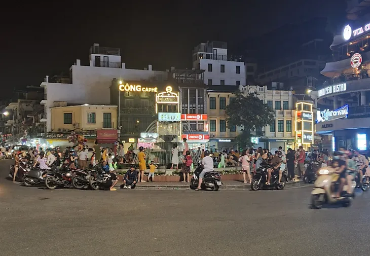 Nhiều hàng quán ở Hà Nội vẫn đông khách sau 21h - Ảnh 10. Nhiều hàng quán ở Hà Nội vẫn đông khách sau 21h - Ảnh 10.