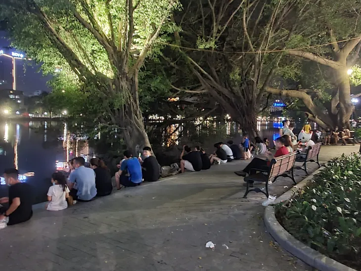 Nhiều hàng quán ở Hà Nội vẫn đông khách sau 21h - Ảnh 9. Nhiều hàng quán ở Hà Nội vẫn đông khách sau 21h - Ảnh 9.