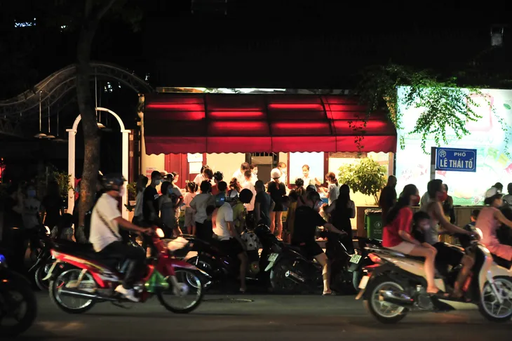 Nhiều hàng quán ở Hà Nội vẫn đông khách sau 21h - Ảnh 8. Nhiều hàng quán ở Hà Nội vẫn đông khách sau 21h - Ảnh 8.