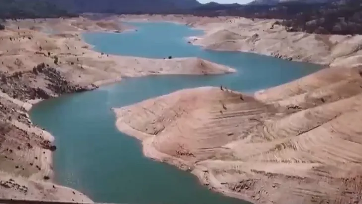 Mực nước các hồ chứa giảm mạnh, bang California đối mặt với hạn hán cực đoan - Ảnh 1. Mực nước các hồ chứa giảm mạnh, bang California đối mặt với hạn hán cực đoan - Ảnh 1.