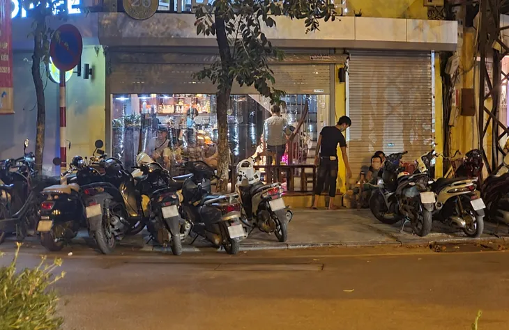 Nhiều hàng quán ở Hà Nội vẫn đông khách sau 21h - Ảnh 5. Nhiều hàng quán ở Hà Nội vẫn đông khách sau 21h - Ảnh 5.
