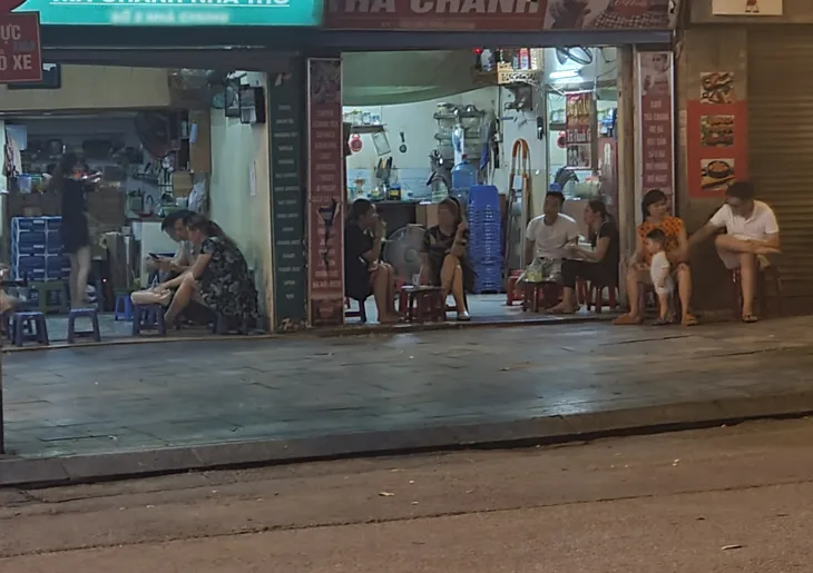 Nhiều hàng quán ở Hà Nội vẫn đông khách sau 21h - Ảnh 7. Nhiều hàng quán ở Hà Nội vẫn đông khách sau 21h - Ảnh 7.