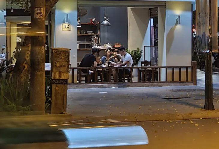 Nhiều hàng quán ở Hà Nội vẫn đông khách sau 21h - Ảnh 6. Nhiều hàng quán ở Hà Nội vẫn đông khách sau 21h - Ảnh 6.
