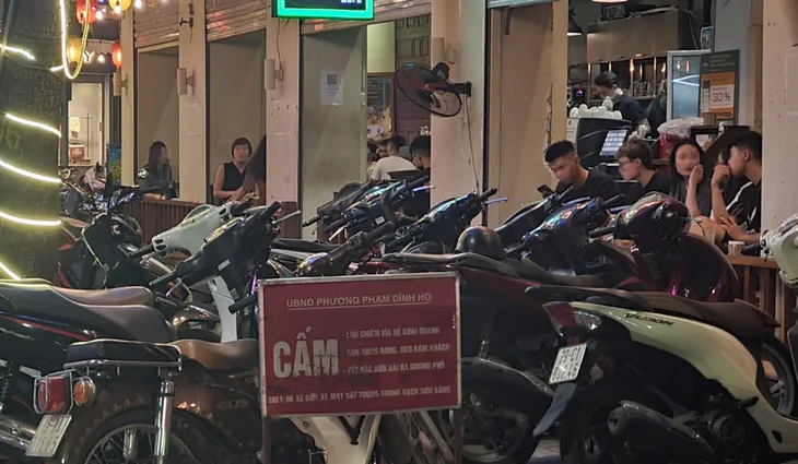 Nhiều hàng quán ở Hà Nội vẫn đông khách sau 21h - Ảnh 4. Nhiều hàng quán ở Hà Nội vẫn đông khách sau 21h - Ảnh 4.