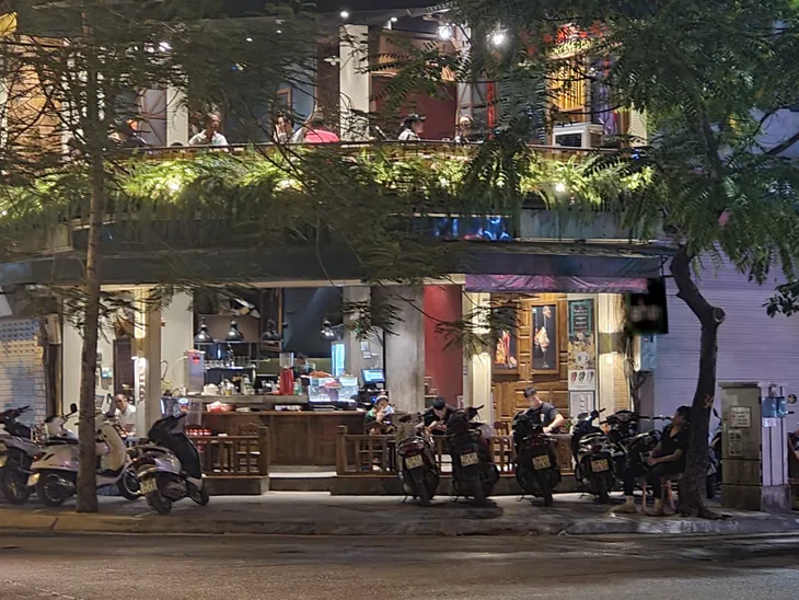 Nhiều hàng quán ở Hà Nội vẫn đông khách sau 21h - Ảnh 2. Nhiều hàng quán ở Hà Nội vẫn đông khách sau 21h - Ảnh 2.