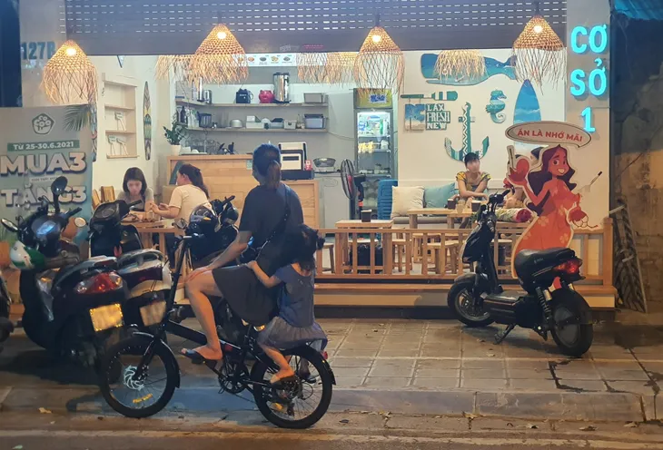 Nhiều hàng quán ở Hà Nội vẫn đông khách sau 21h - Ảnh 1. Nhiều hàng quán ở Hà Nội vẫn đông khách sau 21h - Ảnh 1.