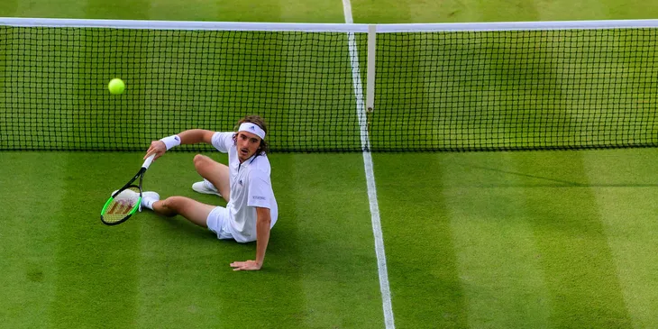 Stefanos Tsitsipas dừng bước ngay tại vòng 1 Wimbledon - Ảnh 1. Stefanos Tsitsipas dừng bước ngay tại vòng 1 Wimbledon - Ảnh 1.