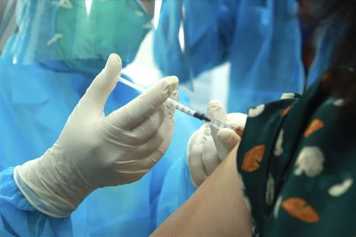 Sau khi tiêm vaccine bị sốt hay không sốt thì tốt hơn? - Ảnh 1. Sau khi tiêm vaccine bị sốt hay không sốt thì tốt hơn? - Ảnh 1.