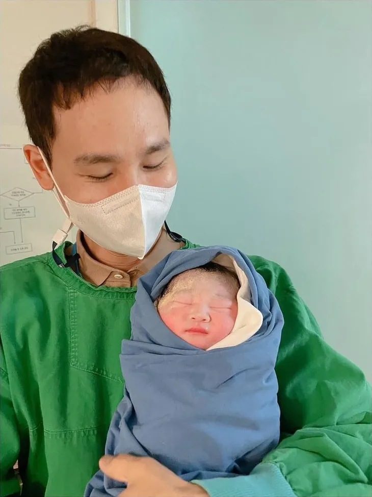 Han Ji Hye khóc đón con đầu lòng sau hơn 10 năm chờ đợi - Ảnh 1. Han Ji Hye khóc đón con đầu lòng sau hơn 10 năm chờ đợi - Ảnh 1.