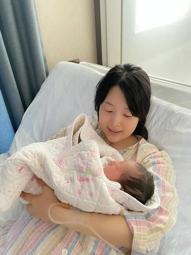 Han Ji Hye khóc đón con đầu lòng sau hơn 10 năm chờ đợi - Ảnh 2. Han Ji Hye khóc đón con đầu lòng sau hơn 10 năm chờ đợi - Ảnh 2.