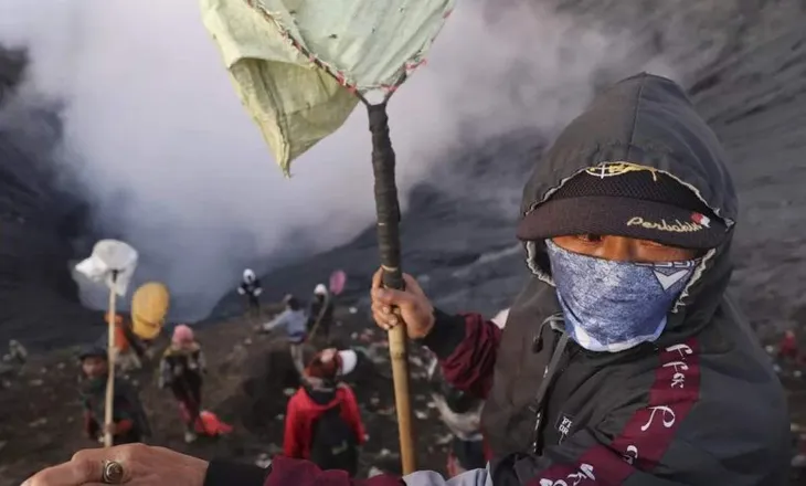 Hàng nghìn người trèo lên miệng núi lửa ở Indonesia để cúng tế - Ảnh 5. Hàng nghìn người trèo lên miệng núi lửa ở Indonesia để cúng tế - Ảnh 5.